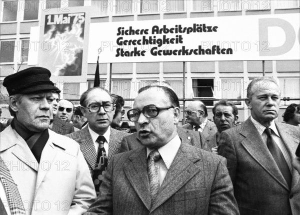 The DGB central event on 1 May 1975 with the Federal Chancellor in Gelsenkirchen.... Helmut Schmidt l. and HeinzOskar Vetter r. N.N. M