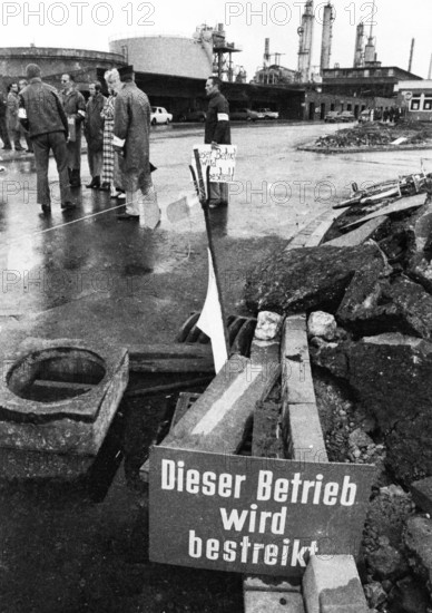 In the collective bargaining dispute of IG Chemie, Papier, Keramik, the union went on strike at the VEBA plants in Gelsenkirchen and Wanne-Eickel (Herne), as seen here on 29.6.1971, DEU, Germany, Gelsenkirchen/Wanne, Europe