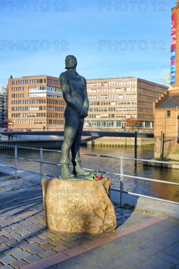 Störtebeker Monument, bronze statue of the pirate Klaus Störtebeker by Hansjörg Wagner, Hafencity, Hamburg, Land Hamburg, Germany, Europe