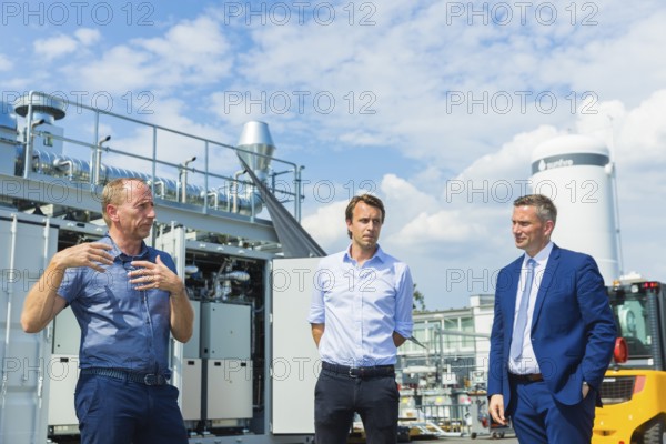 Nils Aldag, Managing Director, Chief Commercial Officer (CCO) at Sunfire GmbH and Carl Berninghausen, Chief Executive Officer (CEO) at Sunfire GmbH, explain to Martin Dulig Minister of State for Economic Affairs, Labour and Transport of the Free State of Saxony, about an aggregate for high-temperature electrolysis for hydrogen production