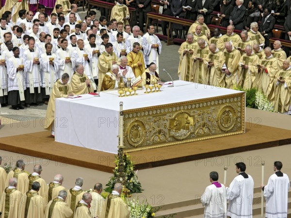 Holy Mass by Pope Benedict XVI Joseph Ratzinger, Inauguration Ceremony at St. Peter's Cathedral, St. Peter's Basilica, Piazza San Pietro, St. Peter's Square, Vatican City, Rome, Lazio, Italy, 24. 04. 2005, Europe