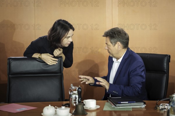 Annalena Baerbock, Bundesaussenministerin, und Robert Habeck, Bundesminister fuer Wirtschaft und Klimaschutz und Vizekanzler, aufgenommen vor Beginn einer Kabinettssitzung im Bundeskanzleramt Berlin, 26.07.2023