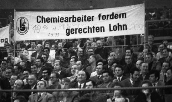 Rally of the Chemical, Paper and Ceramics Workers' Union in the collective bargaining dispute on 16.6.1971 in the sports hall in Cologne, Germany, Europe