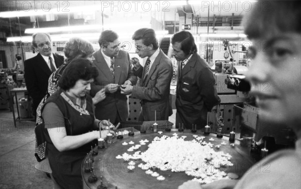 Women's jobs at the appliance manufacturer Krups on 24.06.1975 in Bottrop. Visit from the USSR (Siberia), Germany, Europe