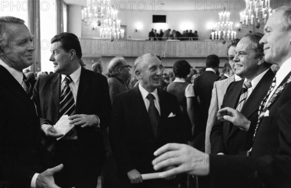 The Foreign Cultural Days of the City of Dortmund were held in 1975, here on 8.6.1975 in Dortmund- with the People's Republic of Poland. Berthold Beitz, N.N., Volker Rhode, N.N. Günter Samtlebe from left, Germany, Europe