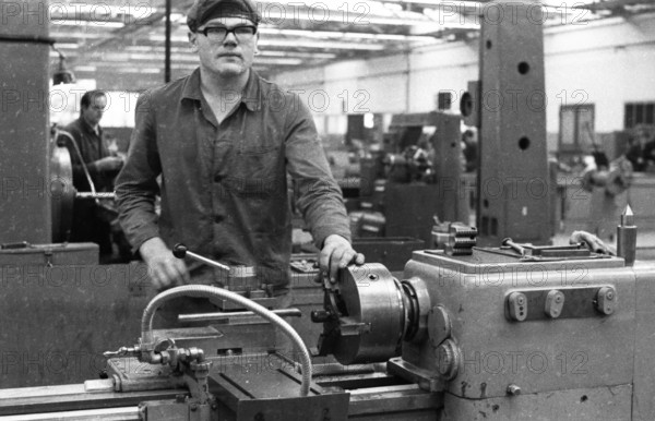 In the training workshop of Hoesch AG in Dortmund, here on 6.8.1974, apprentices are trained in various trades, Germany, Europe