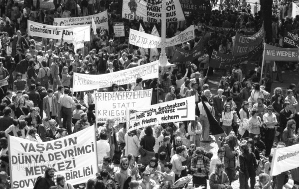 The 35th anniversary congress to end fascist rule was accompanied by a demonstration and rally in Mannheim, Germany on 10 May 1980