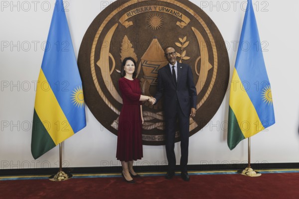 (L-R) Annalena Baerbock (Buendnis 90 Die Gruenen), Bundesaussenministerin, und Paul Kagame, Praesident von Ruanda, aufgenommen im Rahmen eines gemeinsamen Treffens in Kigali, 18.12.2023. Baerbock reist nach Ruanda fuer bilaterale Gespraeche sowie zur Ero