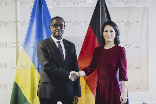 (R-L) Annalena Baerbock (Buendnis 90 Die Gruenen), Bundesaussenministerin, und Vincent Biruta, Aussenminister von Ruanda, aufgenommen im Rahmen eines gemeinsamen Treffens in Kigali, 18.12.2023. Baerbock reist nach Ruanda fuer bilaterale Gespraeche sowie