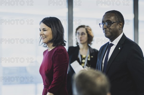 (L-R) Annalena Baerbock (Buendnis 90 Die Gruenen), Bundesaussenministerin, und Vincent Biruta, Aussenminister von Ruanda, aufgenommen im Rahmen einer Pressekonferenz nach einem gemeinsamen Gespraech in Kigali, 18.12.2023. Baerbock reist nach Ruanda fuer