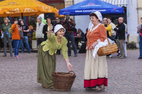 This year's Living Canaletto Picture was re-enacted on Friday, 25 April 2014, 3 pm for approx. 2 times 5 minutes with approx. 50 amateur actors from the association Theophilius Jacobäer, Der Retter e.V. based on the original painting by Bernardo Bellotto, called Canaletto, which was painted in 1752