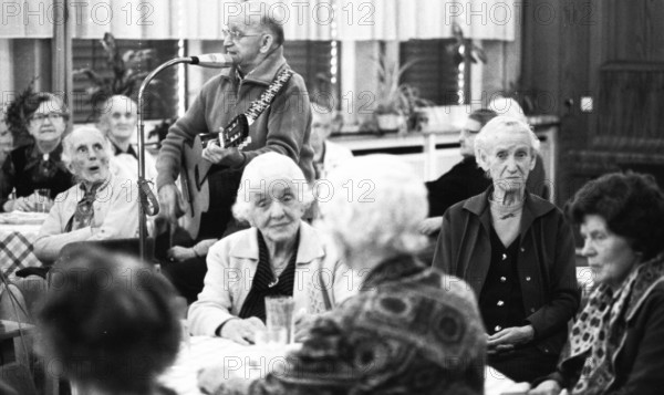 The senior citizens' organisation Grey Panthers entertain residents of a retirement home on 17.03.1980 in Hagen, Germany, Europe