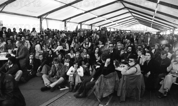 With music, folklore, discussion, politics, food, acrobatics, art and entertainment, the DKP newspaper Unsere Zeit (UZ) celebrated its traditional festival in the Düsseldorf Rhine meadows on 21 + 22 September 1974 and attracted a relatively large number of visitors, Germany, Europe