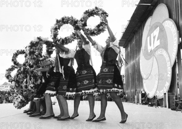 With music, folklore, discussion, politics, food, acrobatics, art and entertainment, the DKP newspaper Unsere Zeit (UZ) celebrated its traditional festival in the Düsseldorf Rhine meadows on 21 + 22 September 1974 and attracted a relatively large number of visitors, Germany, Europe