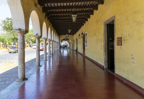 Colonnaded walkway on main square, Spanish colonial architecture, Valladolid, Yucatan, Mexico, Central America