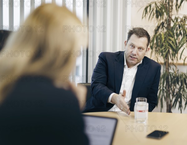 Lars Klingbeil, Bundesvorsitzender der SPD, aufgenommen im Rahmen eines Interview mit dem RND in Berlin, 05.12.2023