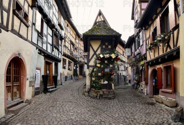 Half-timbered houses along the Rü du Rempart Sud, Eguisheim, Département Haut-Rhin, Grand Est Region, Alsace, France, Europe