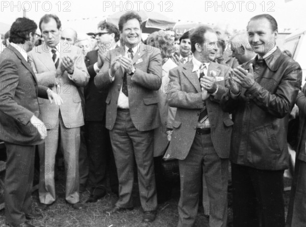 With music, folklore, discussion, politics, food, acrobatics, art and entertainment, the DKP newspaper Unsere Zeit (UZ) celebrated its traditional festival in the Düsseldorf Rhine meadows on 21 + 22 September 1974 and attracted a relatively large number of visitors.Manfred Kaplluk, Hermann Gauthier, Herbert Mies, Joachim Herrmann (GDR), Geog Polikeit (UZ-Chef.Red.) from r, Germany, Europe