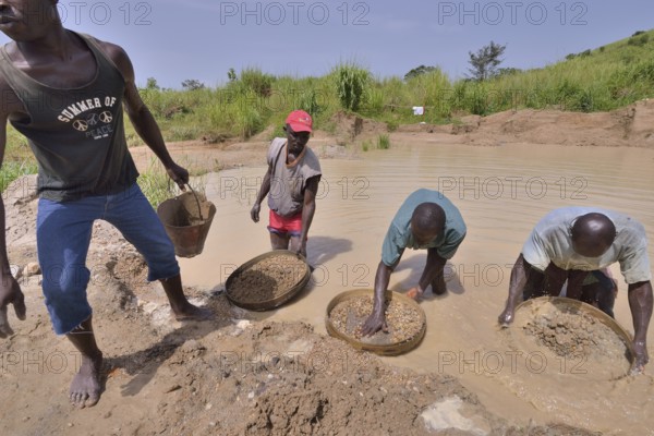 Diamond hunters searching for diamonds in a mine with sieves, near Koidu, Koidu-Sefadu, Kono District, Eastern Province, Sierra Leone, Africa