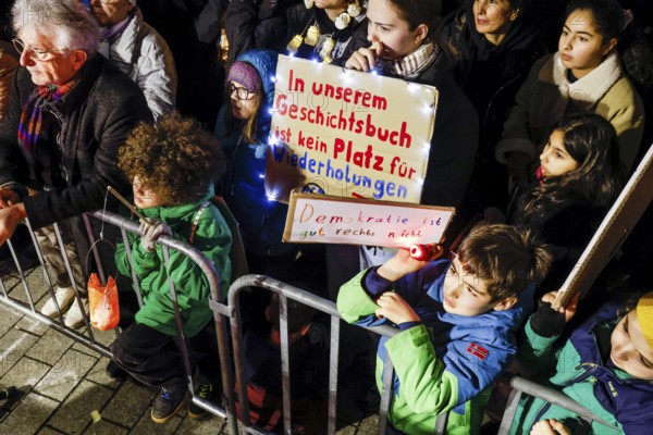 Tens of thousands of people demonstrated against right-wing populism and in favour of democracy at the Brandenburg Tor in Berlin. The sea of lights was directed against the rise of the AfD and other right-wing parties in Europe, 25.01.2025, Berlin, Berlin, Germany, Europe