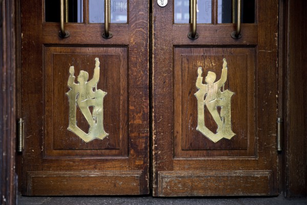 Uerige Obergärige Hausbrauerei, entrance door with logo to the Zum Uerige restaurant, Düsseldorf, North Rhine-Westphalia, Germany, Europe