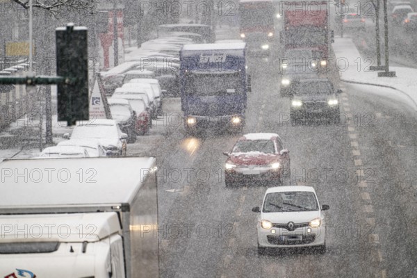 Winter weather, heavy snowfall, city centre traffic, Alfredstraße, B224, in Essen, North Rhine-Westphalia, Germany, Europe