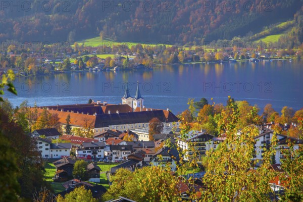 Panorama of the village and lake with the monastery castle in autumn, Tegernsee, Tegernsee, Tegernsee valley, Mangfall mountains, Bavarian Alps, Upper Bavaria, Bavaria, Germany, Europe