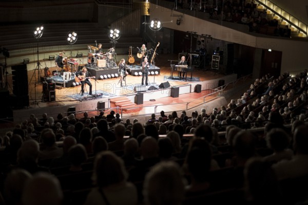 Silly live on elektroAKUSTIK Tour in the sold-out Berlin Philharmonie on 16.12.2024