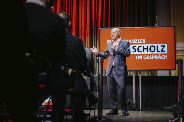 Olaf Scholz (SPD), Federal Chancellor recorded during a citizens' dialogue of the SPD in Halle (Saale), 17.01.2025, Halle (Saale)