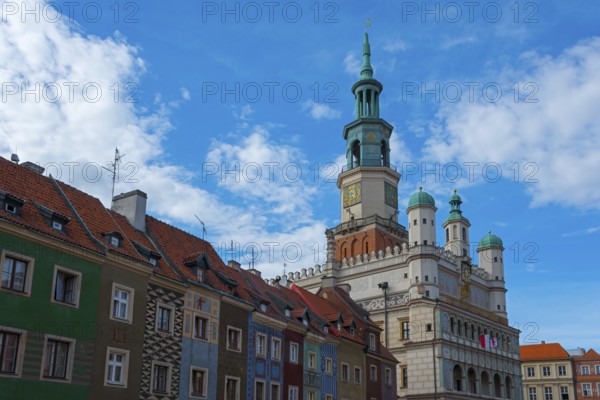 Town Hall surrounded by colourful houses under a sunny sky, Town Hall, Market Square, Poznan, Posnan, Poznan, Greater Poland Voivodeship, Poland, Europe