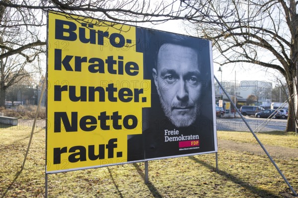 FDP election poster with the text Bureaucracy down. Net up. for the early federal election on 23 February 2025 in Schildow (Mühlenbeck-Mönchmühle), taken on 19.01.2025