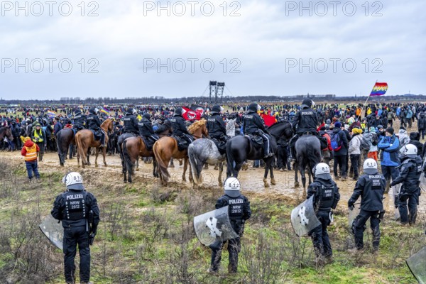 Violent clashes between thousands of demonstrators and the police, after a demonstration against the demolition of the brown coal village of Lützerath, the demonstration participants try to get to the rest of the village, Lützerah, and storm it, the police prevent this with a large contingent of forces, Erkelenz, North Rhine-Westphalia, Germany, Europe