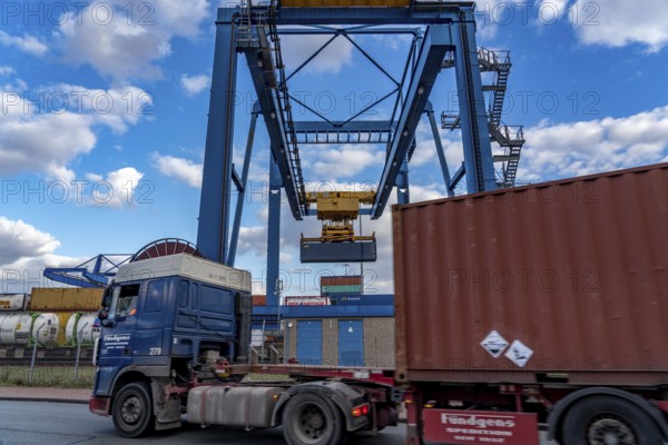 Container loading in Duisburg harbour, Logport, DIT, Duisburg Intermodal Terminal, Duisburg-Rheinhausen, North Rhine-Westphalia, Germany, Europe