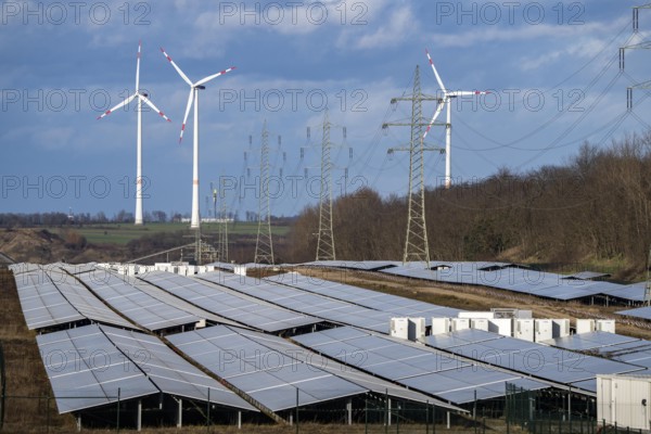 20 MW peak solar park on recultivated opencast mining areas at the Garzweiler opencast lignite mine, ground-mounted photovoltaic systems with integrated energy storage, 13 MWh in lithium-ion batteries, by RWE, wind farm, North Rhine-Westphalia, Germany, Europe