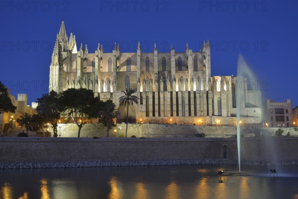 La Seu Cathedral, Palma Cathedral, at dusk, Palma, Majorca, Balearic Islands, Spain, Europe