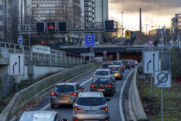 A40 motorway, Ruhr expressway, in Essen, Essen city centre slip road, city skyline, Ruhr expressway tunnel, this area would be affected by a diesel driving ban, Essen, North Rhine-Westphalia, Germany, Europe