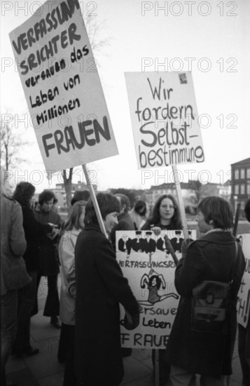 The woman's protests of the SPD, DGB and DKP against the abortion paragraph 218 on 26.2.1975 in Bonn, Germany, Europe