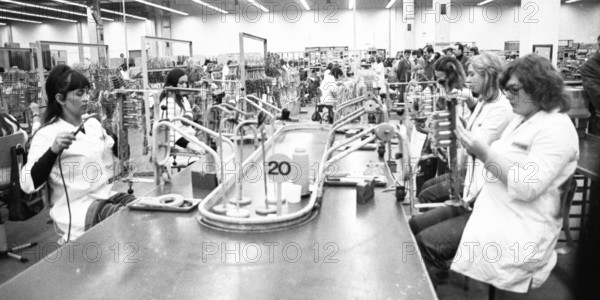 The production of electronic devices by female workers at the Siemens company on 23.11.1974 in Kamp-Lintfort, DEU, Germany, Kamp, Europe