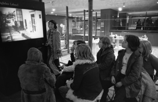 As part of the Latin course, this class of the Max-Planck-Gymnasium in Dortmund visited the Romano-Germanic Museum and Cologne Cathedral on 19 January 1975, In the Romano-Germanic Museum