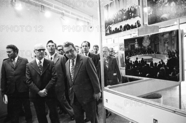 The Interpress was the eastern counterpart to the Worldpress here the jury and exhibition of the Interpress 1975 here on 29.04.1975 in East Berlin (GDR) with a visit of the inisterpraesident of the GDR Willi Stoph .Willi Stoph 2.f.l, Germany, Europe