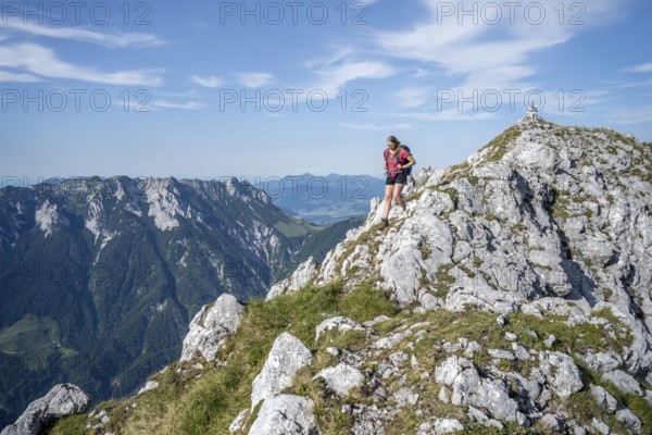 Mountaineer on a ridge path, traversing the Hackenköpfe, behind summit, Scheffauer, rocky mountains of the Kaisergebirge, Wilder Kaiser, Kitzbühler Alps, Tyrol, Austria, Europe