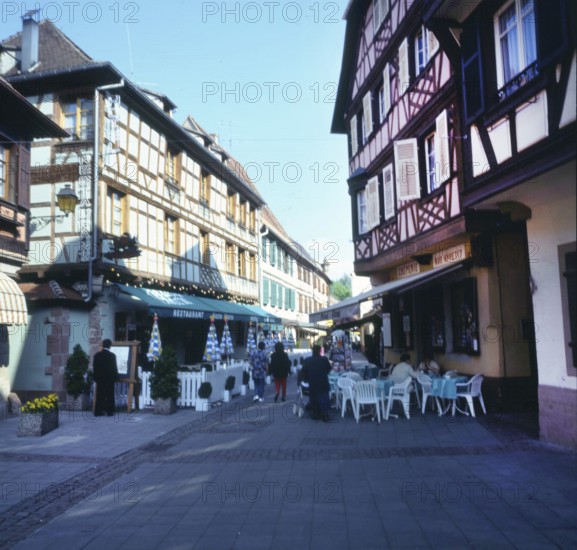 A bicycle tour through the Alsace, here on 11.05.1994 near Kayserberg, on a vineyard route is not only an effort but also a feast for the eyes in terms of landscape and towns. Kayserberg, FRA, France, Europe