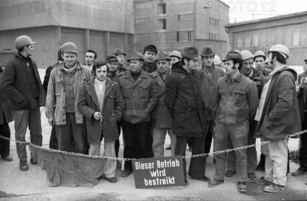 The rigorous behaviour of the entrepreneur Seibel of the cement factory Seibel und Soehne in Erwitte caused the trade union IG Chemie and the workers to go on strike and occupy the factory, here the pickets on 14.03.1975 in Erwitte, Germany, Europe