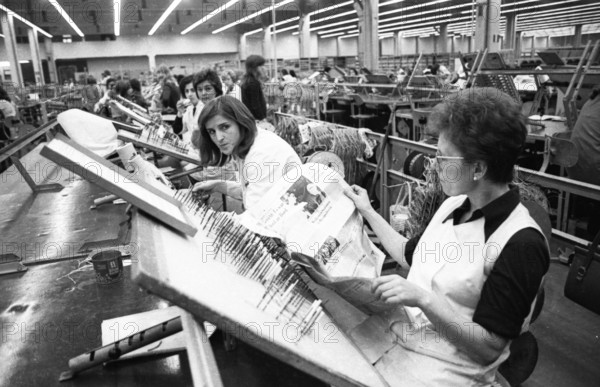 The production of electronic devices by female workers at the Siemens company on 23.11.1974 in Kamp-Lintfort, DEU, Germany, Kamp, Europe