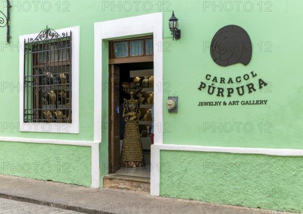 Renovated Spanish colonial buildings occupied by upmarket shops, Calle de los Frailes, Valladolid, Yucatan, Mexico, Caracol Purpura Art Gallery, Central America