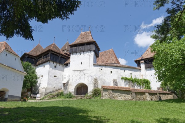 The Protestant Church Church Castle Deutsch-Weisskirch, Biserica Evanghelica C.A. Fortificata Viscri, in Transylvania. The church is a fortified church, built with a wall like a fortress and with embrasures for defensive purposes. It is a UNESCO World Heritage Site. Deutsch-Weißkirch, Brasov County, Transylvania, Romania, Southeast Europe, Europe