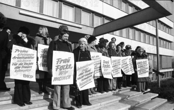 The woman's protests of the SPD, DGB and DKP against the abortion paragraph 218 on 26.2.1975 in Bonn.DKP protests at Katarhina Focke (SPD), Germany, Europe