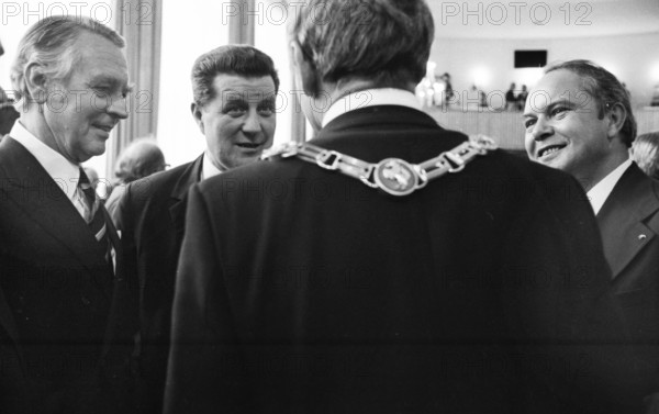 The Foreign Cultural Days of the City of Dortmund were held with the People's Republic of Poland in 1975, here on 8.6.1975 in Dortmund.... Berthold Beitz (Krupp) on the left Günter Samtlebe Mayor with chain, Germany, Europe