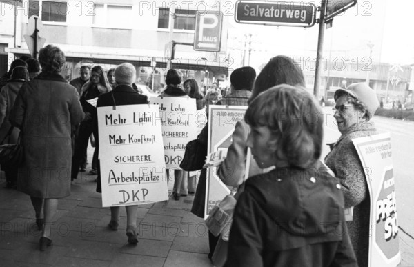 Supporters of the DKP (German Communist Party) at a woman's action in the pedestrian zone for a price freeze in Duisburg, 6.11.1974, Germany, Europe