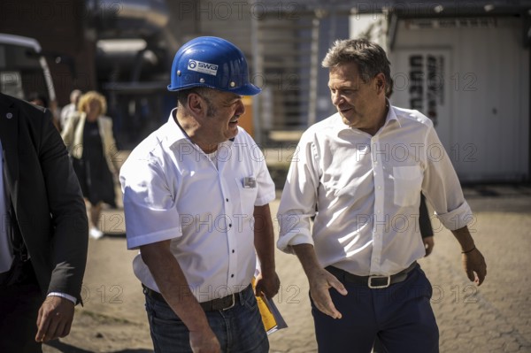 Federal Minister for Economic Affairs and Climate Protection Robert Habeck (Alliance 90/The Greens) on a summer tour of Germany. Here in Bonn, 09.07.2024 during a visit to the Stadtwerke's high-power plant Photographed on behalf of the BMWK